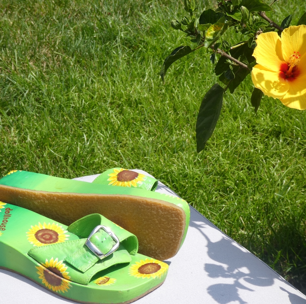 Dollhouse Womans Sandals